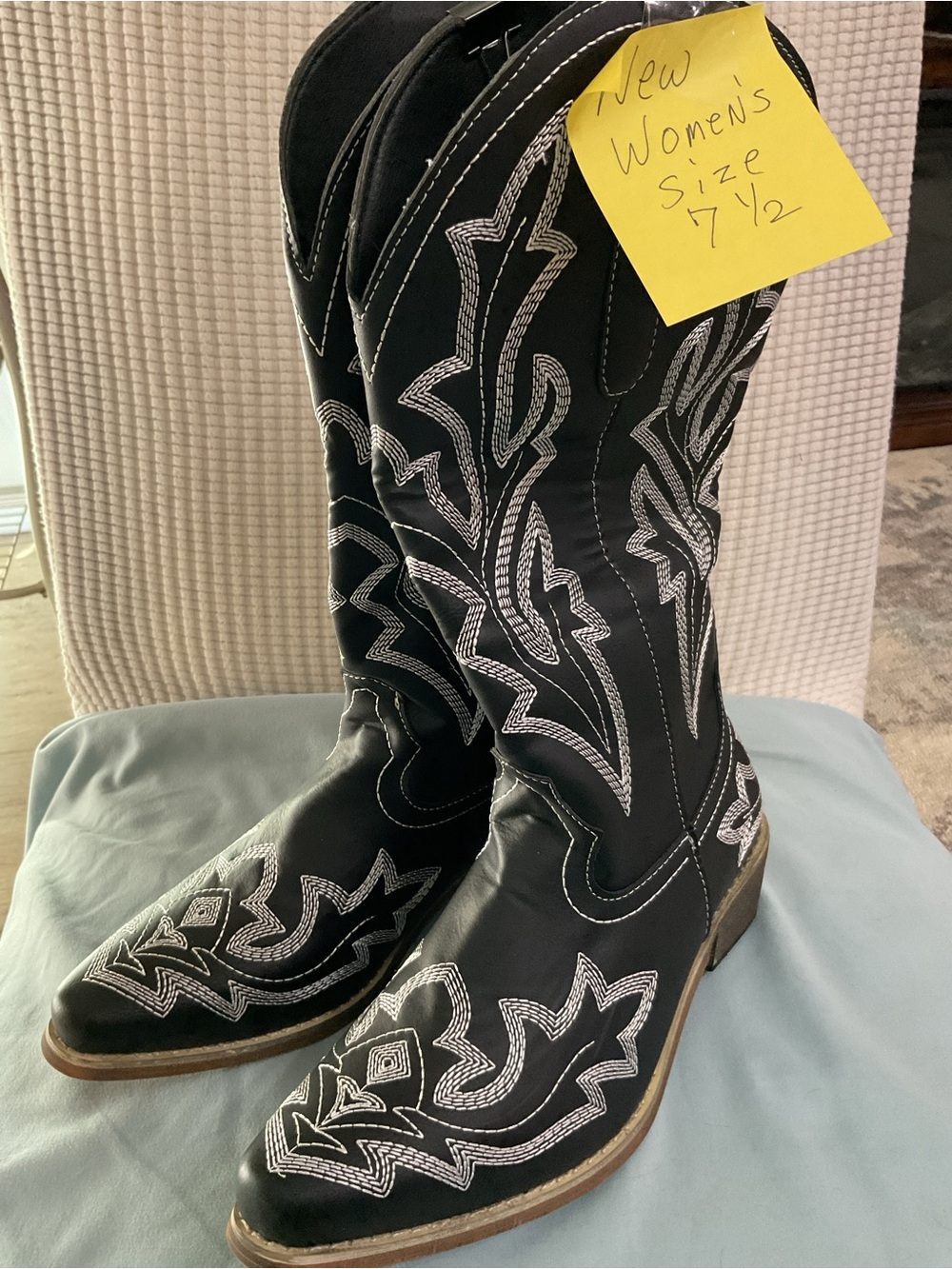 Black Western Embroidered Women's Cowboy Boots - Classic Style